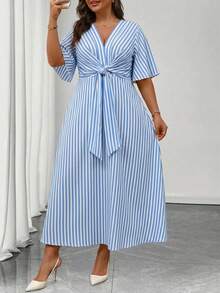 SHEIN Clasi 大码女士优雅日常V领荷叶边短袖系腰A字长裙 - 藍白色 - 查看 3