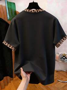Manfinity Dauomo 男士夏季新款休闲宽松撞色领短袖T恤，黑色豹纹印花设计，适合户外、摄影、街头风、约会等场合。 - 彩色 - 查看 2