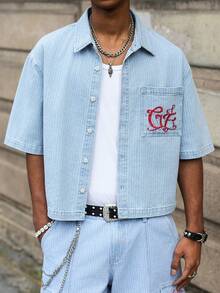GALLERY FADE Áo sơ mi nam tay ngắn denim xanh kẻ sọc thêu họa tiết, phong cách đường phố. - Rửa nhẹ - Xem 3
