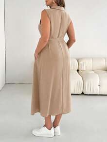 SHEIN Essnce Robe chemise mi-longue boutonné bleu foncé basique, ample et confortable, polyvalente pour le quotidien. Robe de travail pour femme, tenue d'aéroport, style simple, vêtements pour enseignante, tenue de bureau, robe col V avec poches, grande taille, printemps et été - Nude - Voir 2