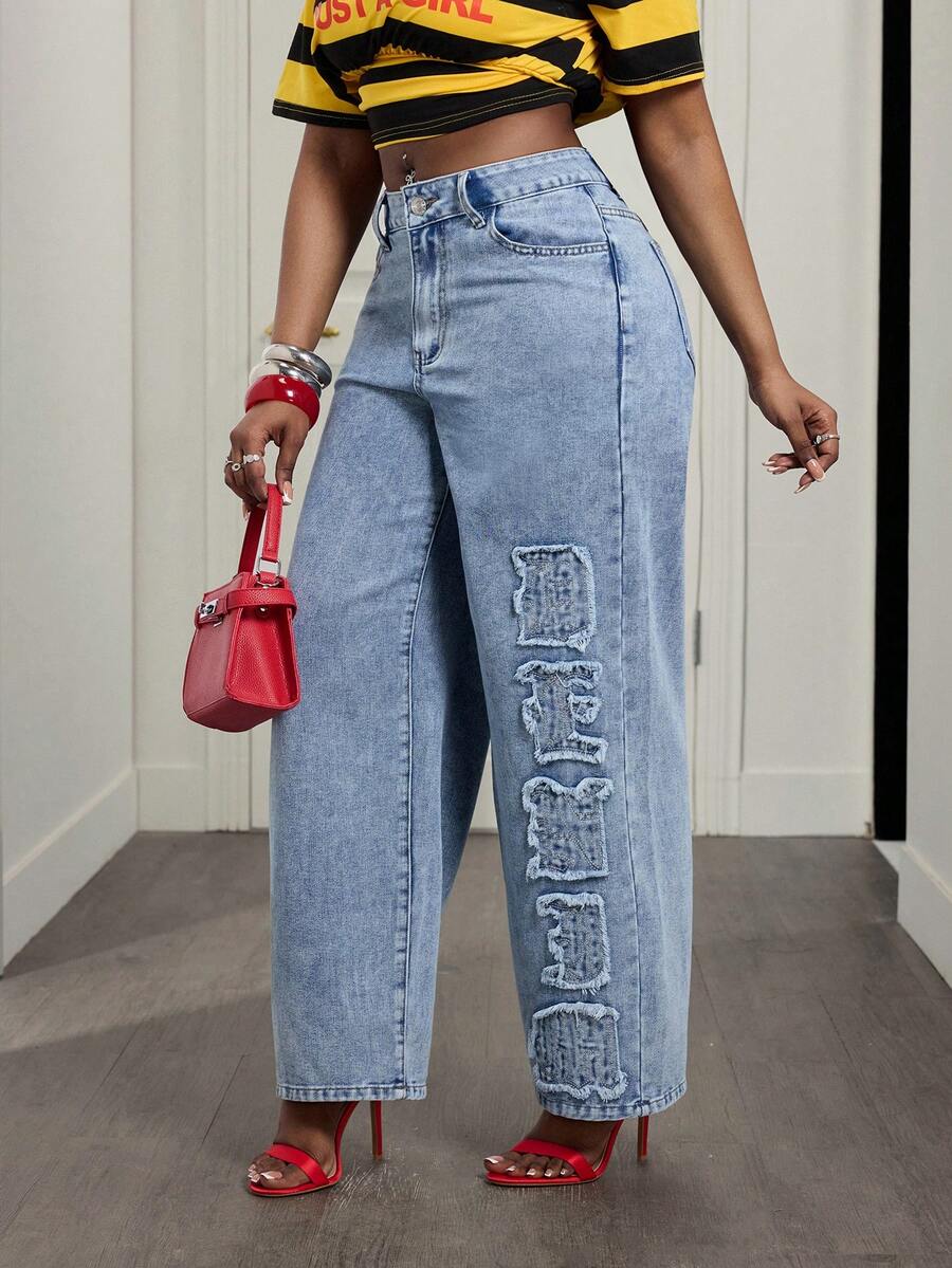 Slaydiva 女士休闲日常字母贴布水洗牛仔裤 - 淺色水洗藍 - 查看 1