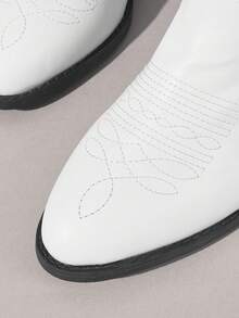 Styleloop Giày bốt nữ màu trắng kiểu miền Tây, bốt da mũi nhọn gót dày cổ chữ V, bốt cao đến đầu gối thêu họa tiết gót thấp và bốt cổ ngắn. - Màu trắng - Xem 5