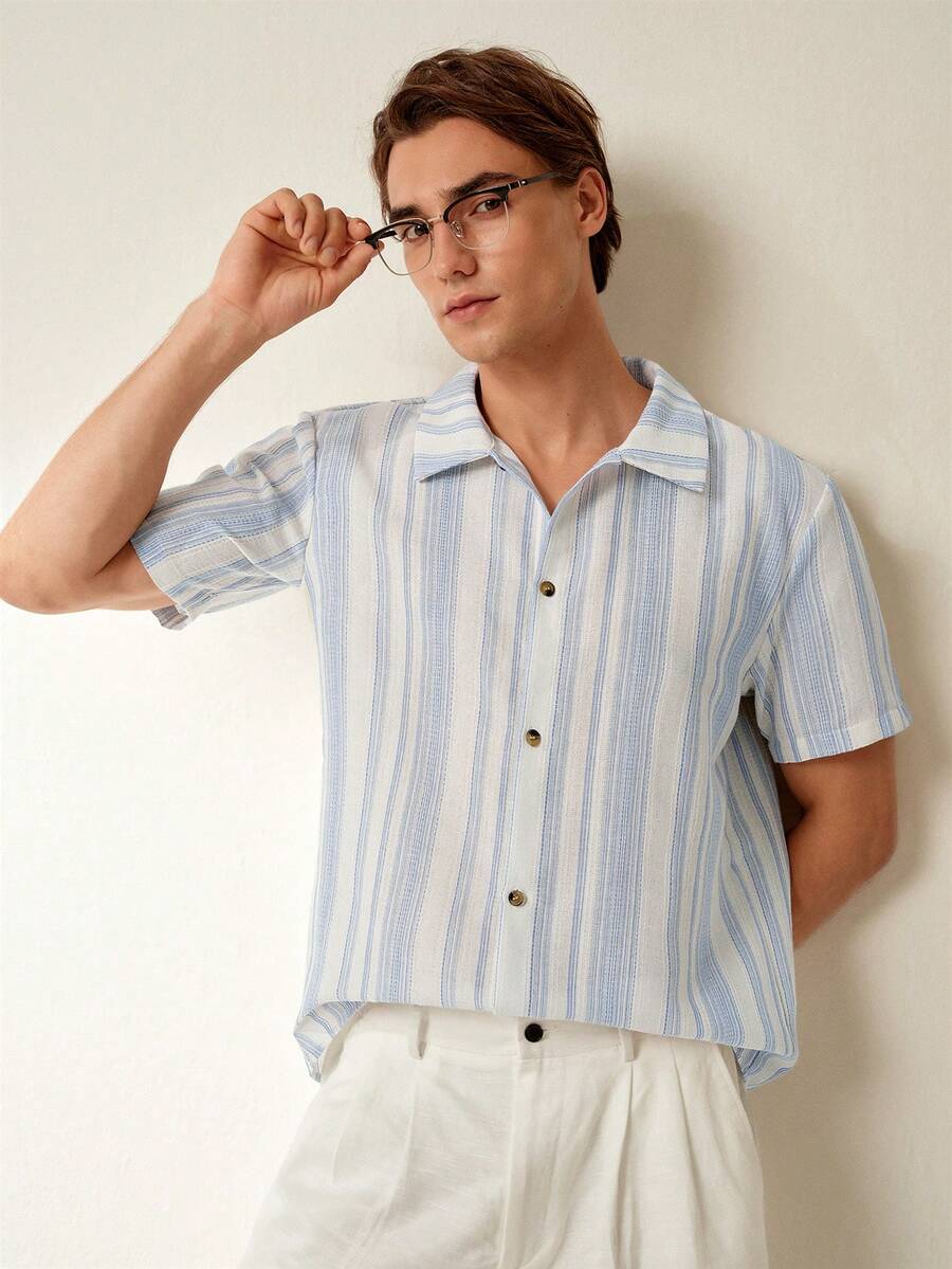 RONVEXI Camisa casual de manga corta con botones y estampado de rayas, versátil para hombres - Azul - Ver 1