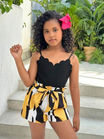 SHEIN Bộ áo liền quần mùa hè thoải mái dành cho bé gái, họa tiết hoa phối hợp, thích hợp cho kỳ nghỉ và đi biển.