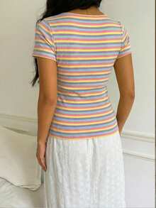 CovetEZ 休闲简约性感露肩多巴胺彩色条纹短袖T恤，适合春夏穿着，春夏穿搭必备，多巴胺条纹让您看起来更年轻更有活力。 - 彩色 - 查看 2
