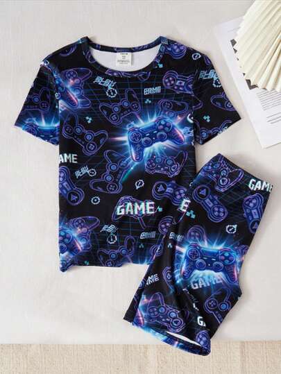 Bộ 2 món cho bé trai tuổi teen, kiểu dáng tối giản, in hình trò chơi điện tử và chữ cái, áo tay ngắn và quần short in họa tiết toàn thân, đồ mặc nhà thoải mái, vừa vặn.