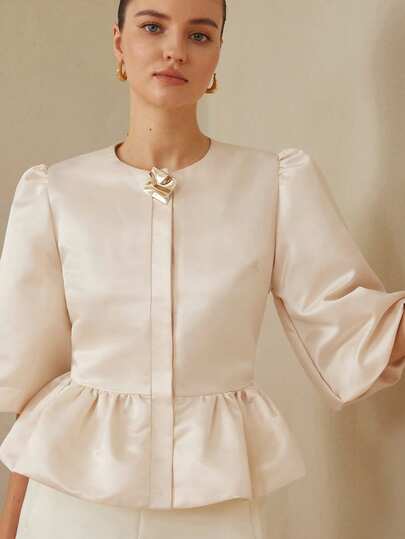 Aveloria Rosie 象牙白，圆领无袖设计，泡泡袖，腰部褶皱下摆，光泽缎面质感，挺括廓形，简约优雅风格，适合晚宴、伴娘、正式聚会、高端时尚场合，彰显女性魅力与精致气质。新款舒适时尚七分袖圆领宽松泡泡袖简约纯色衬衫外套