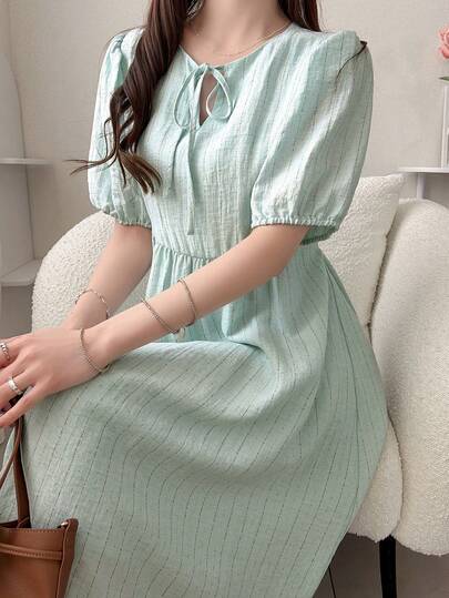 FRIFUL 女士交叉前系带花瓣袖纹理面料装饰A字腰连衣裙