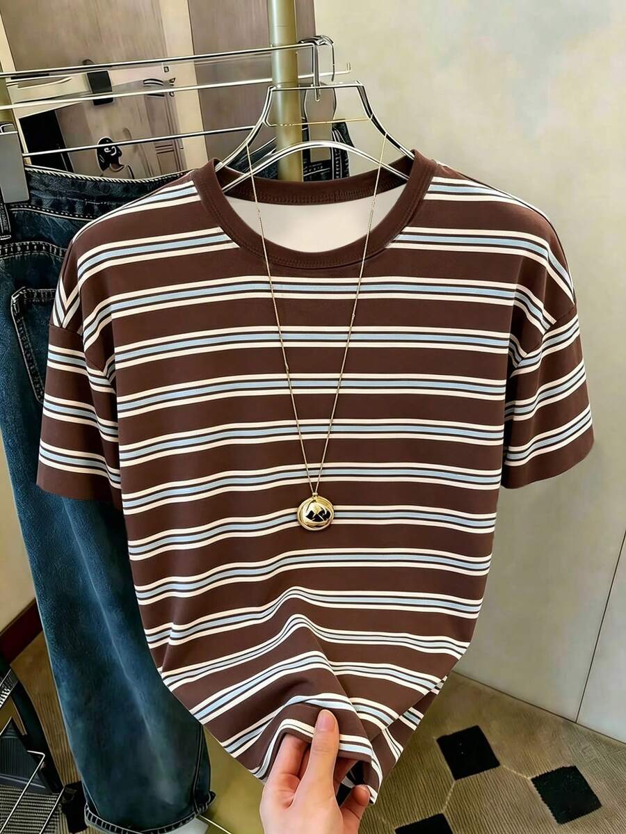 少女数码条纹印花短袖上衣,休闲舒适,适合春夏穿着,时尚百搭,适合户外活动、野餐、街头摄影、度假、送礼,四季皆宜日常休闲穿着。 - 彩色 - 查看 1
