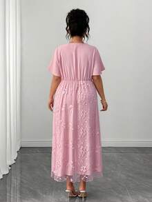 Elenzga Vestido casual de manga corta elegante para vacaciones con cuello en V, diseño de cintura fruncida, volantes en las mangas, parche de malla con estampado floral y corte evasé para mujer de talla grande - Rosa - Ver 2