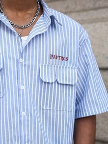 PAVTROS Manfinity Streetrush 男士复古印花短袖衬衫，条纹图案，复古人像印花，街头潮流，个性时尚，吸睛现代，融合现代与复古风格，前卫男装，适合大学校园穿着，送给他的礼物，世界杯礼物。适合休闲、街头穿着、户外活动、主题派对等各种场合。 - 藍白色 - 查看 6