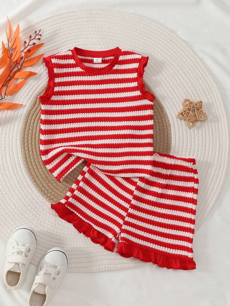 SHEIN Vintaside Kids 两件套女童条纹提花针织宽松背心短裤套装,适合休闲、度假、运动和夏季穿着。经典的红白宽条纹;无袖上衣配有荷叶边袖口,甜美又清爽;配套条纹短裤,红色荷叶边裤脚,细节协调。宽松舒适,不闷热,是春夏外出活力装扮的理想之选。 - 紅色 - 查看 1