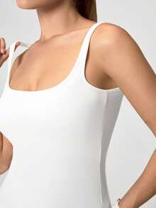 Loungeista Camiseta de tirantes de mujer de hilo de punto blanco, camiseta de tirantes con escote cuadrado y espalda descubierta, sección delgada con sujetador incorporado, camiseta de sujetador de moda simple y casual, personalizada, para compras, fiestas en casa, con tirantes, top para hacer ejercicio - Blanco - Ver 7