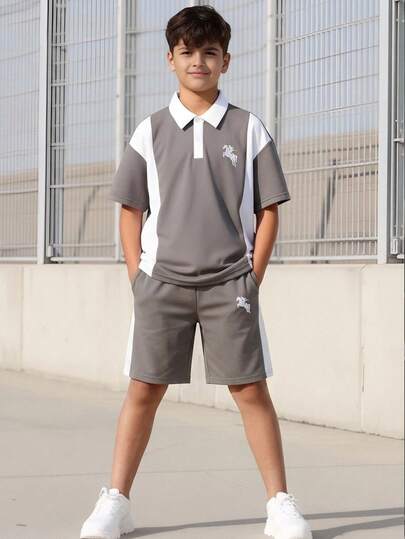 Vacaura 2pcs Boys' Casual Polo Shirt & Knit Shorts Set, Minimalist Design. Shirt With Contrast Panels & Small Print Accents, Shorts With Color Block Straight Loose Fit. Comfortable Fabric, Suitable For Multiple Seasons And Occasions.