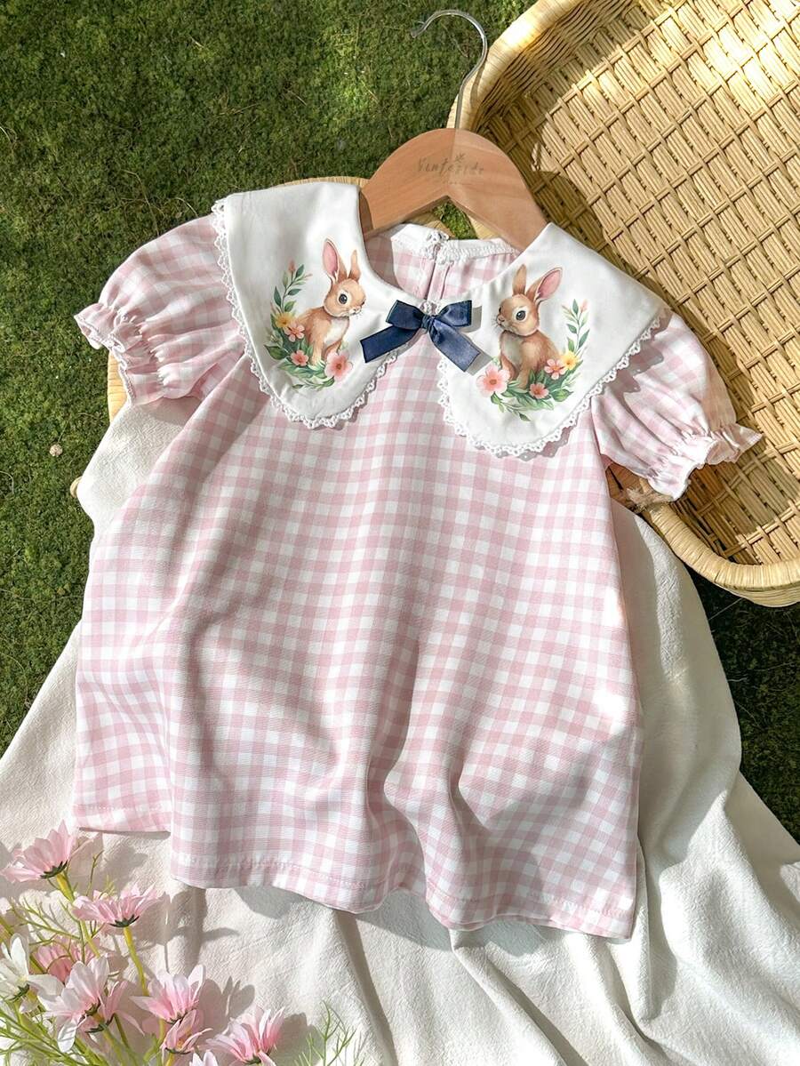 SHEIN Vintaside Kids Vestido casual de manga corta con cuello de volantes, estampado a cuadros y de conejo de dibujos animados para niña bebé - Rosa - Ver 1