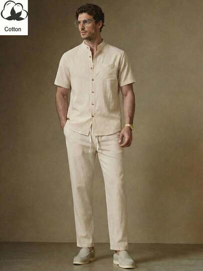 HIMLAND Herenpak bestaande uit een effen, enkelvoudig geknoopt overhemd met korte mouwen en een lange broek met trekkoord in de taille, geschikt voor dagelijks gebruik.