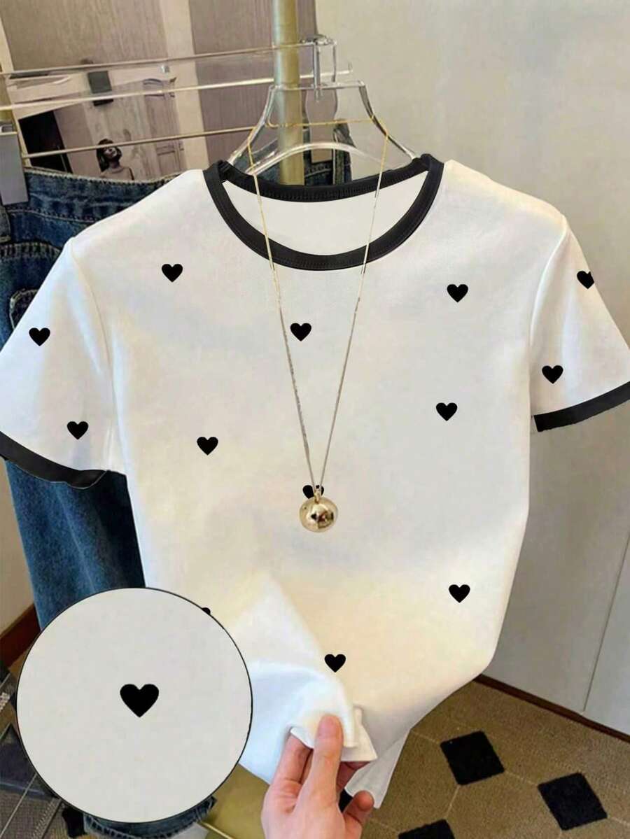 少女黑色爱心印花短袖上衣，休闲舒适，适合春夏穿着，时尚百搭，可用于户外活动、野餐、街头摄影、度假、送礼、日常休闲穿着。 - 彩色 - 查看 1
