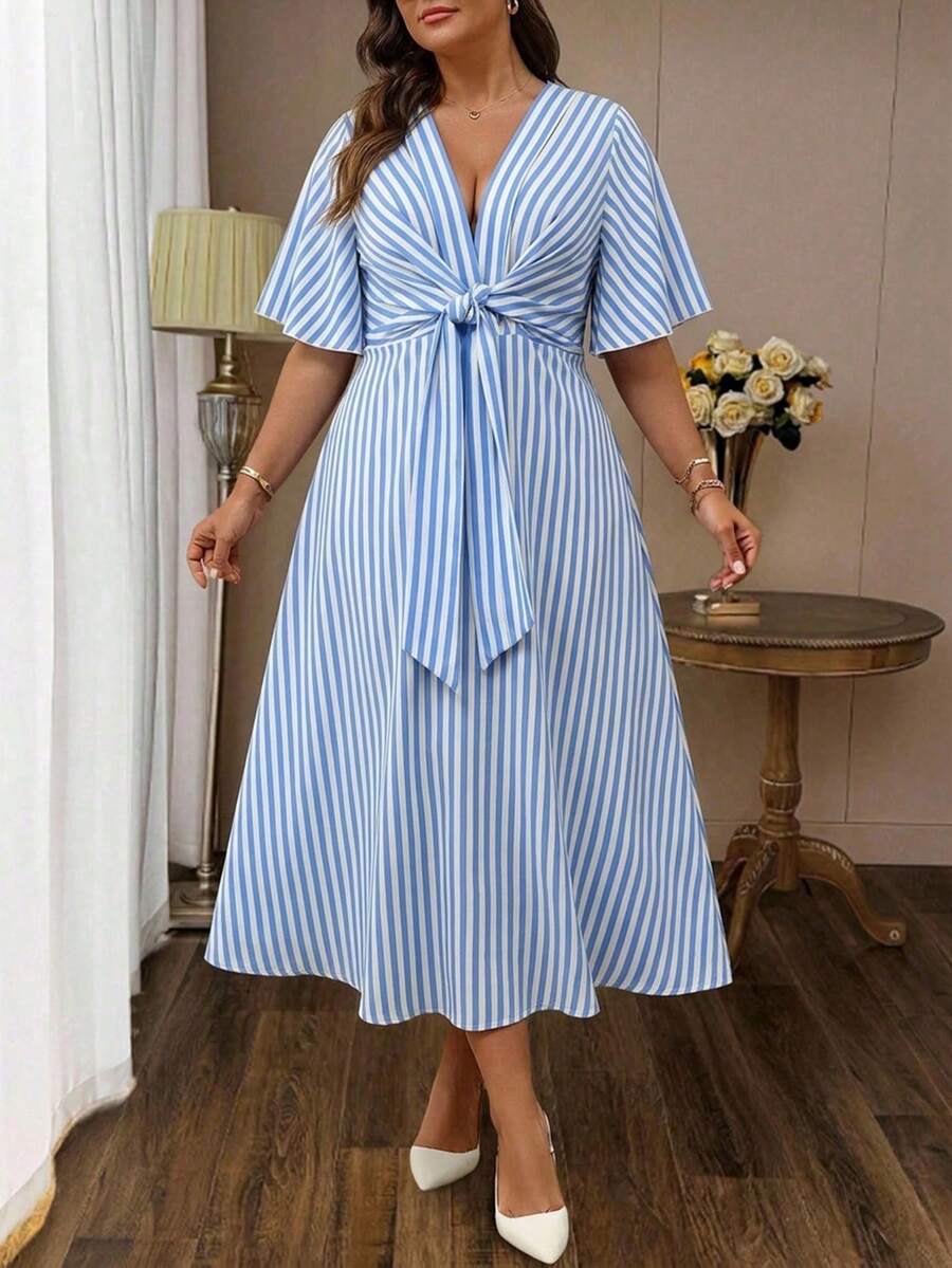 SHEIN Clasi 大码女士优雅日常V领荷叶边短袖系腰A字长裙 - 藍白色 - 查看 1
