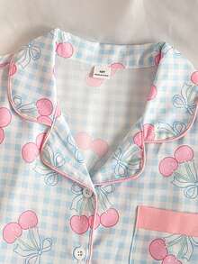 这款两件套大童翻领短袖上衣和短裤夏季家居服套装，采用浅蓝色和白色格子图案，搭配可爱的粉色樱桃印花，柔软轻盈透气的纯棉面料，舒适透气，适合睡眠和休闲居家穿着。 - 藍色 - 查看 10