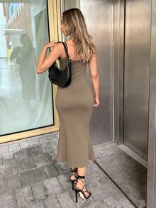 SHEIN PETITE 女士夏季修身吊带紧身连衣裙，性感露背，交叉无袖细肩带修身长款黑色纯色吊带连衣裙，春夏派对/夜店装扮，女士长款连衣裙 - 卡其色 - 查看 2