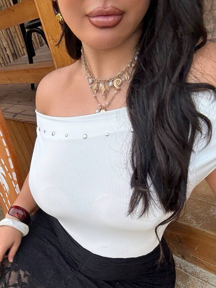 Dazy Plus Sexy & Chaste Design Off Shoulder Oblique Collar Rivet Decor Cropped White Plus Size Women T-Shirt, Spring/Summer