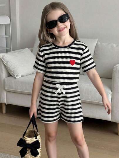 SHEIN 女童可爱爱心刺绣针织短袖T恤套装，时尚休闲运动装，适合日常、户外、度假穿着