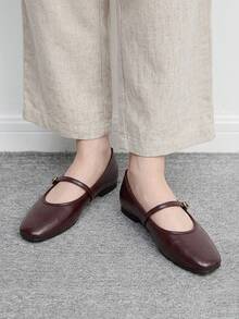 CUCCOO BIZCHIC 玛丽珍女鞋，采用柔软皮革和低鞋面设计。 - 深棕色 - 查看 4