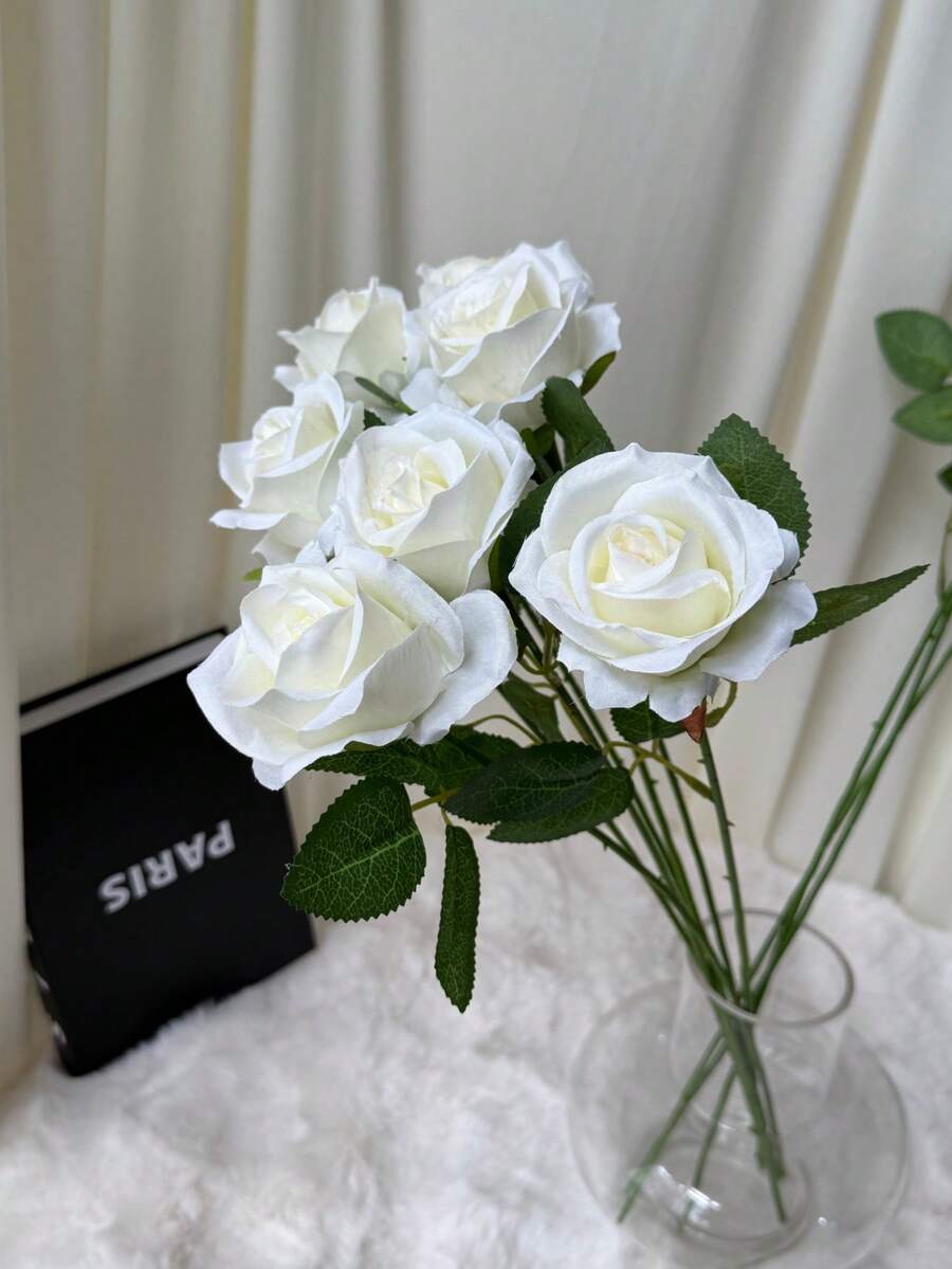 SHEIN 16朵人造白玫瑰,逼真的天鹅绒质感,非常适合用作新娘捧花、情人节礼物、婚礼派对、家居装饰、生日礼物、室内/室外装饰和插花。 - 純白 - 查看 1