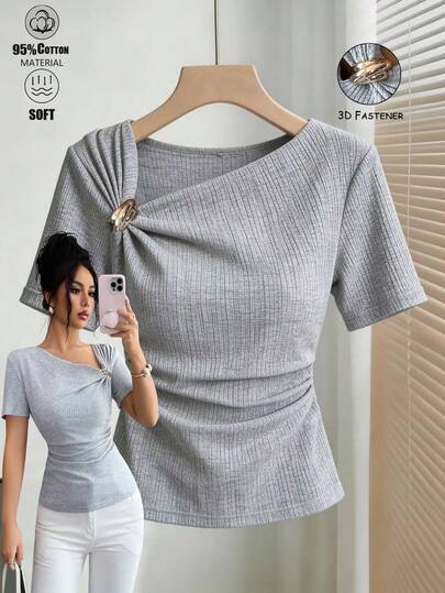 Elenzga Áo thun ngắn tay nữ mùa xuân/hè thanh lịch, thoải mái, cổ bất đối xứng, đính cúc vàng hồng 3D, chất liệu cotton mềm mại, màu xám kẻ sọc, tôn dáng, thích hợp làm quà sinh nhật, hẹn hò, tiệc tùng, ngày Valentine, ngày Lao động, lễ Phục sinh, ngày Nhà giáo, tựu trường, công sở, dịp trang trọng, hoạt động ngoài trời, du lịch, mặc mùa xuân/hè.