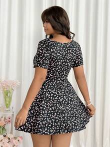 Mono de verano con cuello cuadrado, cintura ceñida y estampado floral diminuto para mujer talla - Gris Oscuro - Ver 9