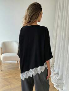 SHEIN LUNE Áo thun nữ dáng suông màu trơn, vạt áo bất đối xứng, phối ren, trang phục cơ bản hàng ngày cho mùa xuân và mùa hè. - Đen và trắng - Xem 2