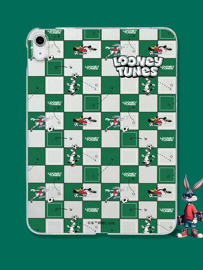 LOONEY TUNES X SHEIN 1 chiếc ốp lưng iPad hình Bugs Bunny và Daffy Duck của Looney Tunes, màu xanh lá cây kẻ caro, chất liệu TPU mềm trong suốt, chống sốc, phong cách thể thao Mỹ cổ điển, họa tiết hoạt hình dễ thương in toàn bộ, hoàn hảo làm quà tặng sinh nhật, tốt nghiệp, sử dụng hàng ngày cho học sinh, người hâm mộ anime, tương thích với các loại ốp lưng iPad và phụ kiện điện thoại.