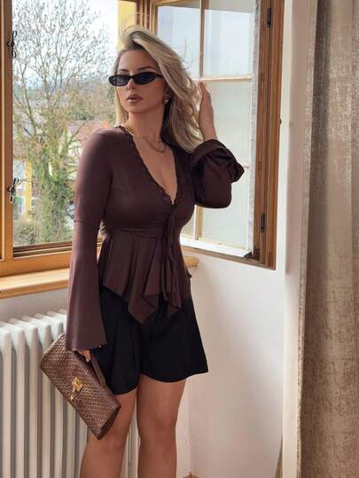 Jeta Ari 极简性感棕色深V领T恤，褶皱系带喇叭袖收腰上衣