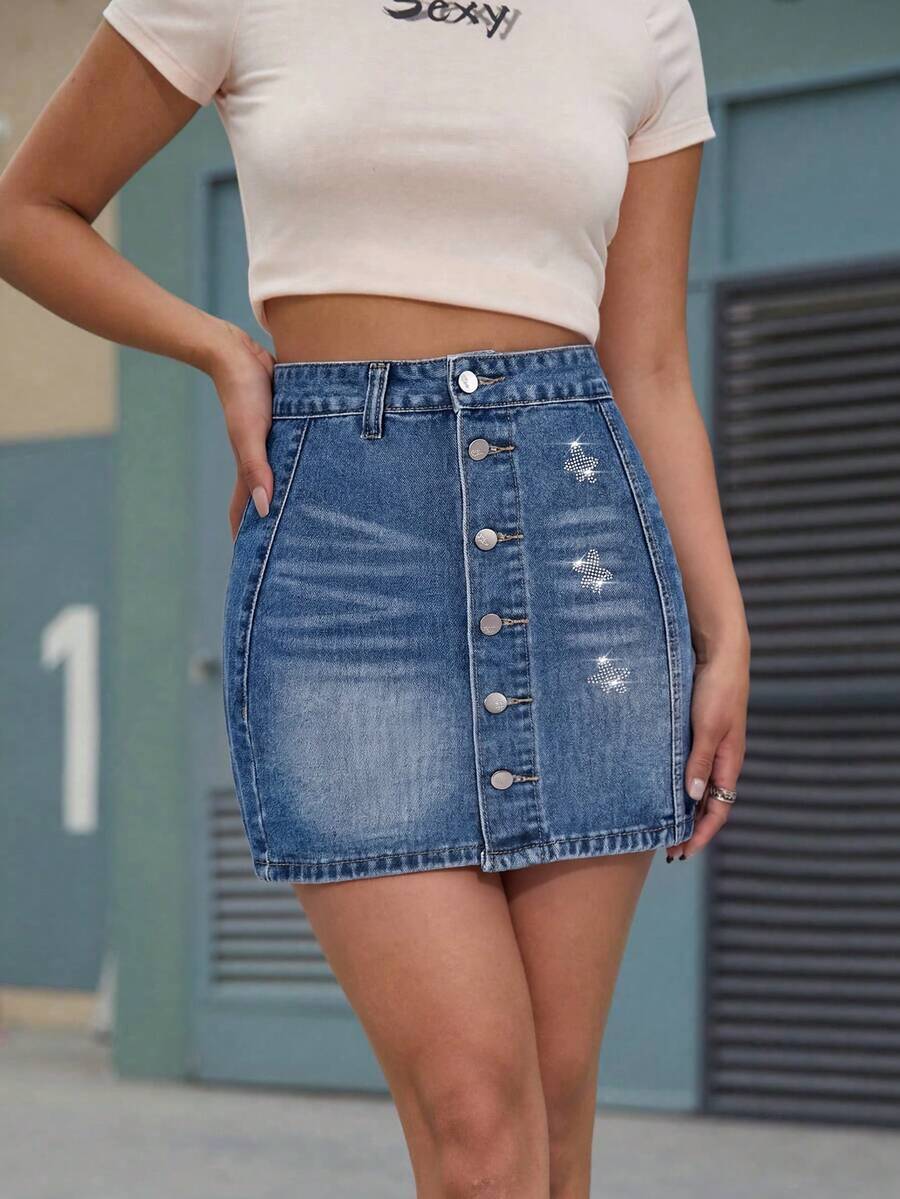 SHEIN Essnce Chân váy ngắn denim đính đá hoa cài cúc cho nữ, thích hợp cho mùa xuân/hè. - Rửa trung bình - Xem 1