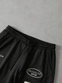 TOKVUE Pantalones cortos sueltos casuales de hombre con bolsillo inclinado y estampado de letras - Negro - Ver 7