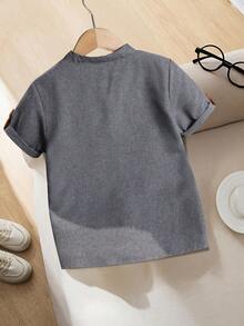 SHEIN Mirajuku 1件青少年男童立领纯蓝色休闲短袖衬衫，适合春夏穿着，百搭实用 - 灰色 - 查看 2