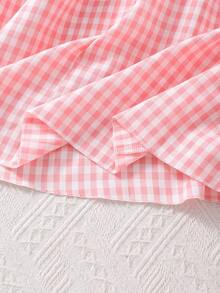 SHEIN Elladie kids 这款少女清新黄色格子吊带连衣裙采用黄白小格子面料，搭配方领和蝴蝶结肩带，尽显法式甜美风情。收腰设计和独特的裙摆剪裁，既贴身又不失休闲感。它是近年来流行的精致女装，适合夏季日常穿着。 - 粉色 - 查看 6