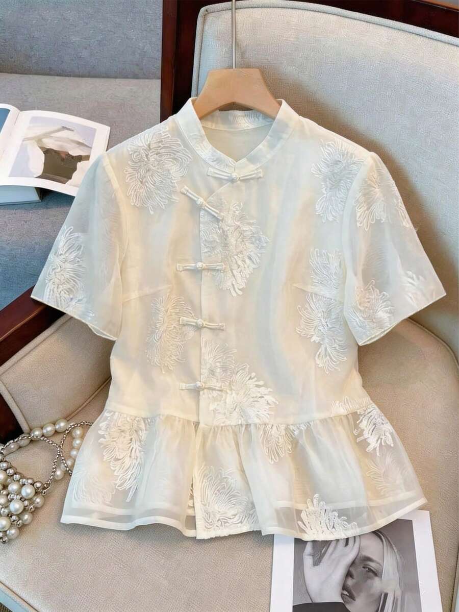 GlowEve CURVE 大码女士优雅浪漫中式衬衫，采用蕾丝刺绣面料，杏色，立领短袖，腰部收紧拼接下摆设计，带衬里，开襟纽扣短袖衬衫，适合浪漫约会、日常通勤、休闲穿着，优雅女士上衣，生日、旅行、学生、教师等场合皆宜，女士衬衫，春夏装扮 - 杏色 - 查看 1