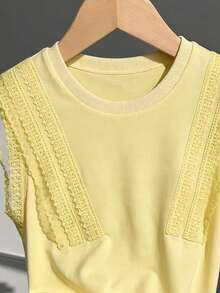 Modelyn Camiseta suelta, favorecedora y versátil con diseño de manga corta, cuello redondo y parches de encaje - Amarillo - Ver 2