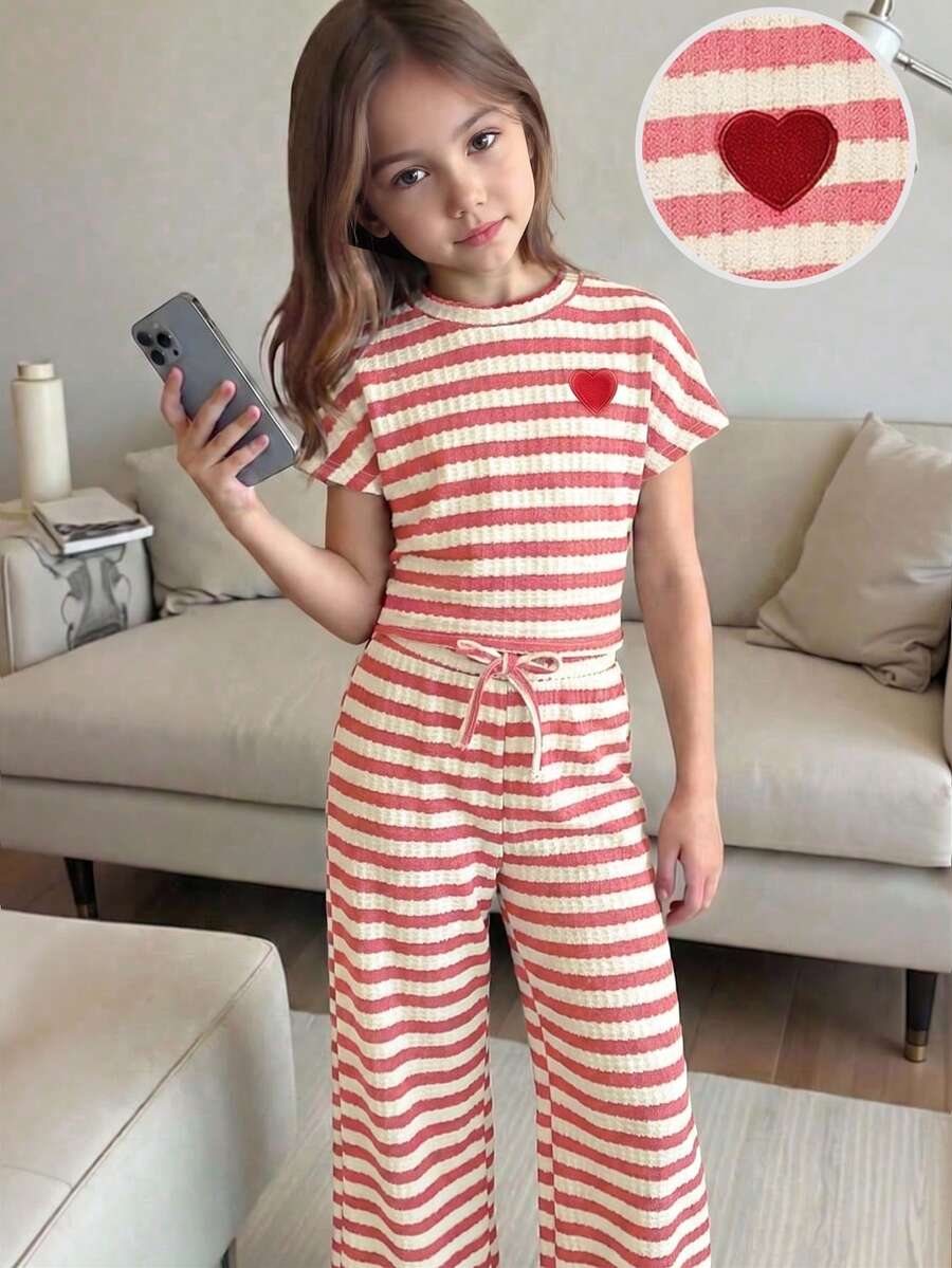 Conjunto informal de vacaciones elegante para niña joven, con top de manga corta acanalado de punto jacquard a rayas y pantalones a juego. Conjunto a rayas, conjunto de dos piezas a rayas, pantalones a rayas, top a rayas, conjunto para niña joven, atuendos de verano para niña joven, conjunto de pantalones para niña joven, traje de manga corta a rayas de primavera y verano - Rosa - Ver 1