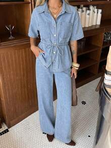 Bộ đồ nữ thường ngày gồm áo sơ mi có túi lưng và quần jeans ống rộng, chất liệu wash nhẹ, thích hợp cho mùa xuân/hè. - Rửa nhẹ - Xem 5
