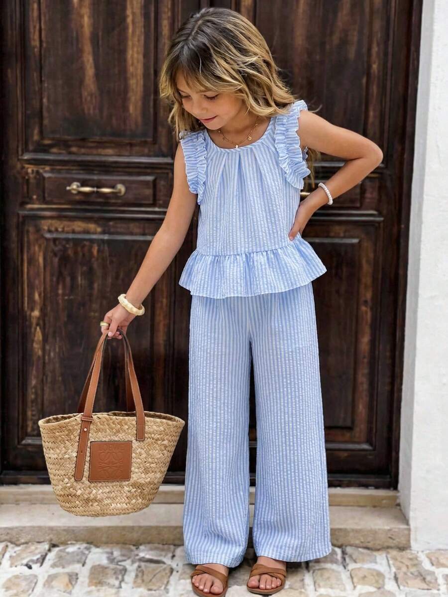 SHEIN Completo da 2 pezzi per bambine con top senza maniche a righe blu con volant e orlo a volant, abbinato a pantaloni casual a gamba dritta a righe blu. Adatto per vacanze, scuola, casa e altre occasioni - Blu - Visualizzare 1