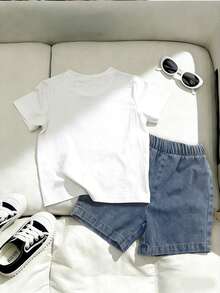 SHEIN Playful Pals Set de 2 piezas de moda minimalista para niño pequeño de primavera/verano: Parte superior de manga corta con cuello redondo en tela de punto color albaricoque con estampado en relieve de letras inglesas, combinada con pantalones cortos de mezclilla elásticos en la cintura. Versátil y adecuado para actividades al aire libre y vacaciones de niños pequeños. - Blanco - Ver 2