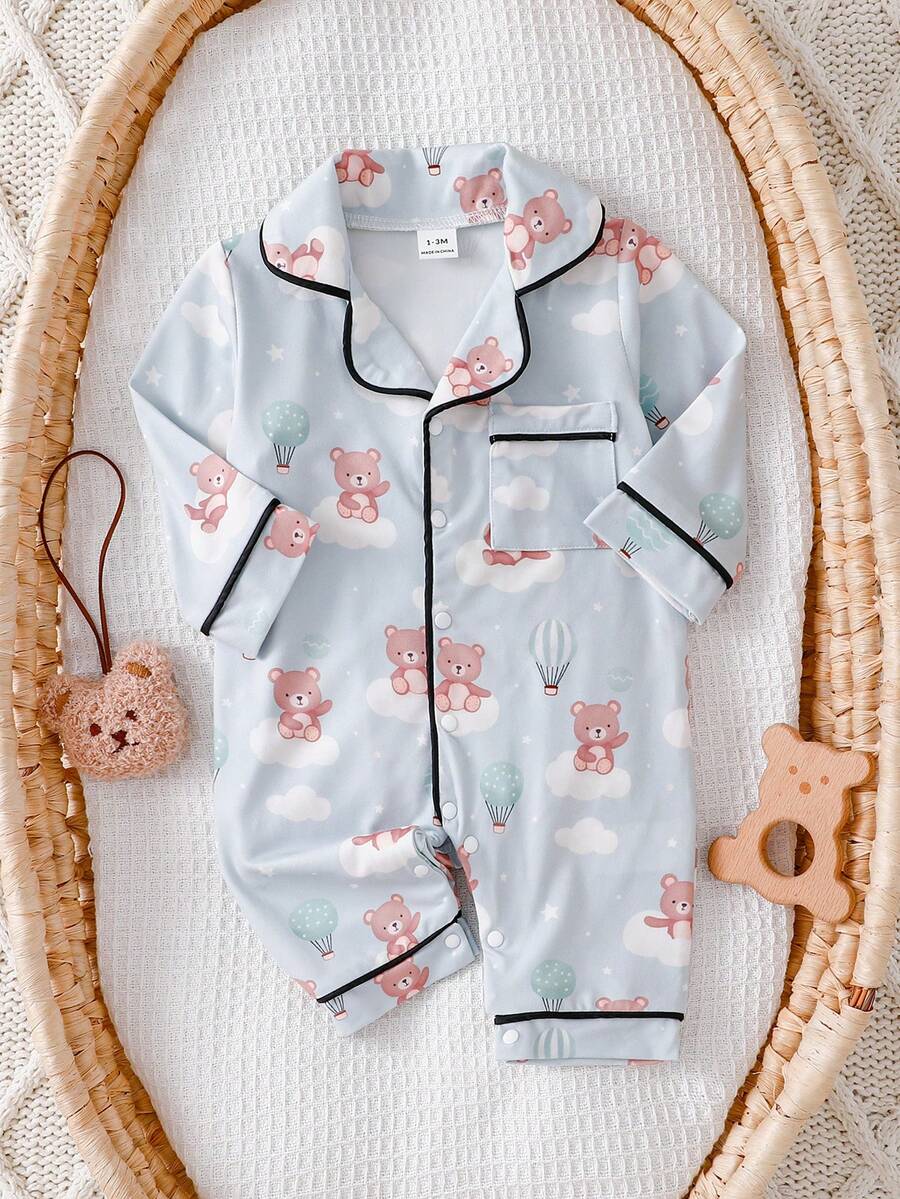 SHEIN 新生儿连体睡衣,翻领长袖,春秋冬款,浅蓝色可爱卡通熊云印花,休闲家居服,柔软针织,舒适简约时尚,高品质透气睡衣,舒适贴身,是送给宝宝的必备时尚连体睡衣,也是一份甜蜜梦乡的礼物,全天舒适亲肤。 - 綠色 - 查看 1