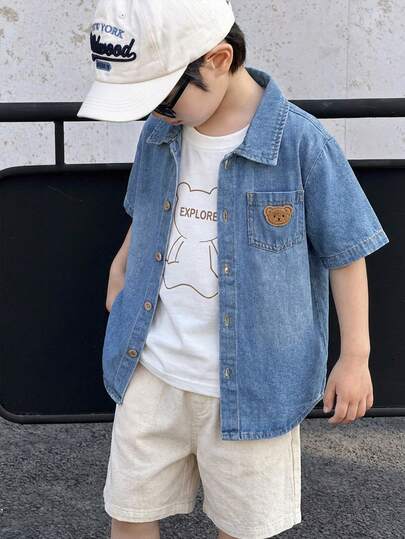 SHEIN סט של 3 ילדים צעירים נוחים קז'ואל יומיומי רב-תכליתי דוב חמוד עם צווארון חולצה עם שרוולים קצרים, חולצה קצרה ומכנסיים קצרים, מתאים לאביב/קיץ, ללבוש יומיומי, ספורט, טיולים, בית ספר, מסיבות, פסטיבלים, צילומים, חזרה לבית הספר, חופשה, חוף ים