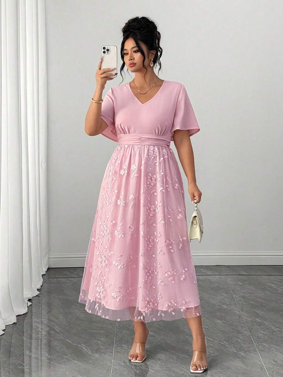 Elenzga Vestido casual de manga corta elegante para vacaciones con cuello en V, diseño de cintura fruncida, volantes en las mangas, parche de malla con estampado floral y corte evasé para mujer de talla grande - Rosa - Ver 1