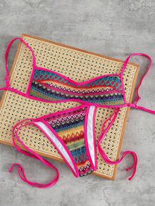 Slaydiva Conjunto de bikini de 2 piezas con estampado de olas, textura y ribete de contraste para mujeres - Bottom con corte alto y lazos laterales. Traje de baño para piel oscura, festivales y vacaciones en la playa. Conjunto de bikini vibrante. Bikini con tirantes ajustables. Estampado de olas colorido - Multicolor - Ver 6
