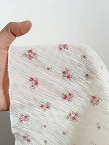 Sweetra Áo kiểu mùa hè tay ngắn cổ vuông họa tiết hoa nhí xếp lớp viền bèo nhún, chất liệu chiffon nhẹ nhàng. - Màu be - Xem 4