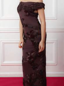 Criza Taa Sexy braunes, schulterfreies Partykleid mit aufwendiger Blumenstickerei. Ein schlichtes und elegantes Kleid, ideal für Partys, Treffen, Dates, Ausflüge, als Hochzeitsgastkleid, Geburtstagskleid oder für einen romantischen Abend. Beliebtes braunes Kleid für Hochzeitsgäste, langes Kleid in Schokoladenbraun. - Braun - Übersicht 6