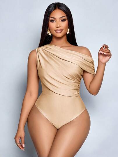 SOLERSUN 春夏大码女装，休闲日常装、优雅职业装、派对装，杏色和浅卡其色，光泽针织面料，露肩不对称领口，肩部褶裥，弧形拼接，长袖，连体裤。